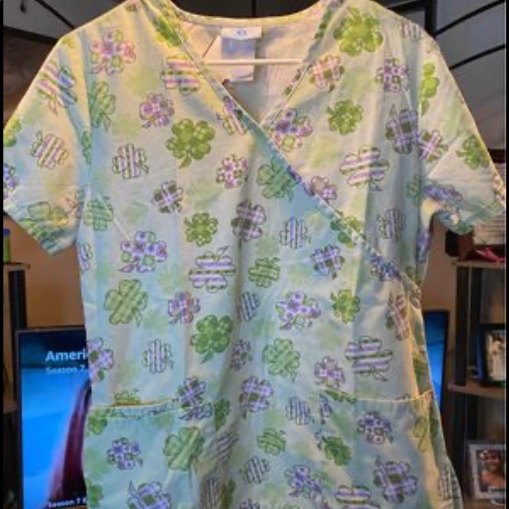 Sz S St. Patrick’s Day scrub top